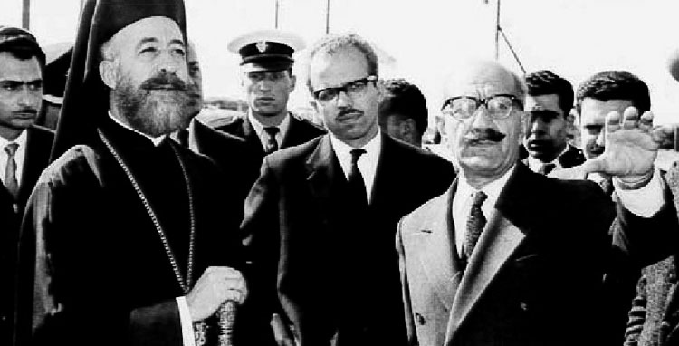 Πολύκαρπος Γεωρκάτζης (στο μέσον) με τον Μακάριο