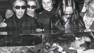 Η μητέρα του Αθηνά και η σύντροφός του Οριάνα Φαλάτσι στην κηδεία του στις 5 Μαΐου του 1976.